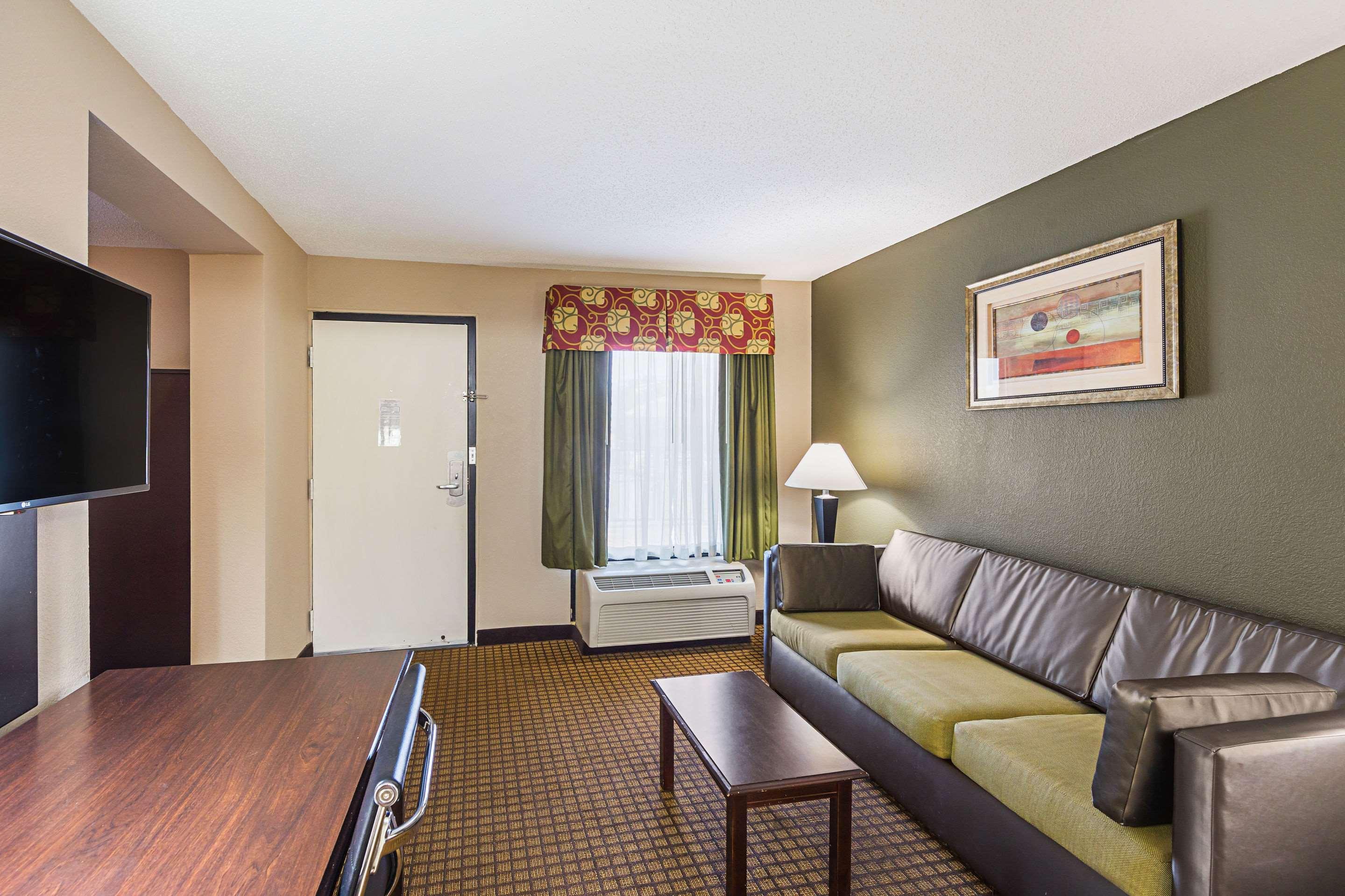 Quality Inn & Suites Greenville - Haywood Mall Dış mekan fotoğraf